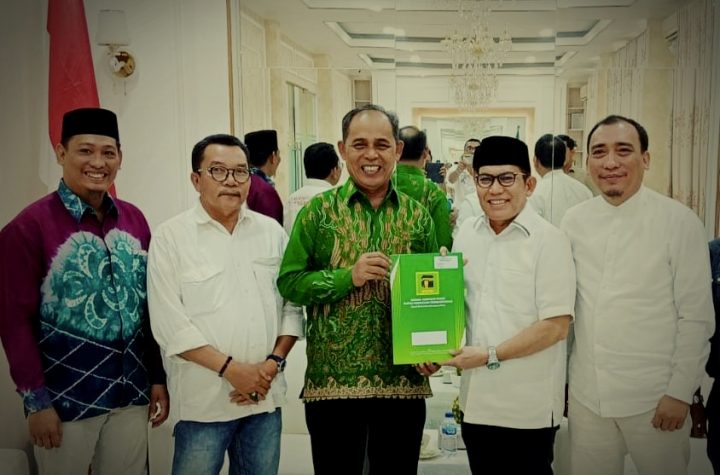 Foto: Wakil Ketua Umum PPP, H Rusli Efendi, saat menyerahkan SK dukungan ke Haji Herman di kantor DPP PPP Jalan Diponegoro, Menteng, Jakarta Pusat, Rabu (14/8/2024).