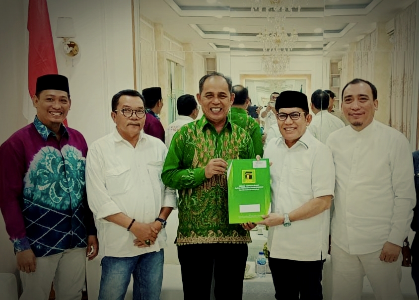 Foto: Wakil Ketua Umum PPP, H Rusli Efendi, saat menyerahkan SK dukungan ke Haji Herman di kantor DPP PPP Jalan Diponegoro, Menteng, Jakarta Pusat, Rabu (14/8/2024).